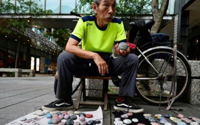 40 Years Strong: Taiwan’s ‘Uncle Stone’ Turns Pebbles into Eye-Catching Momentos
