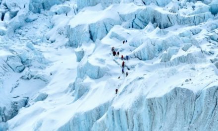 Two Foreign Climbers Die on Everest