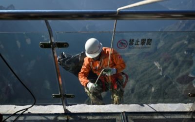China’s ‘Spiderman’ Picking Trash over the Abyss