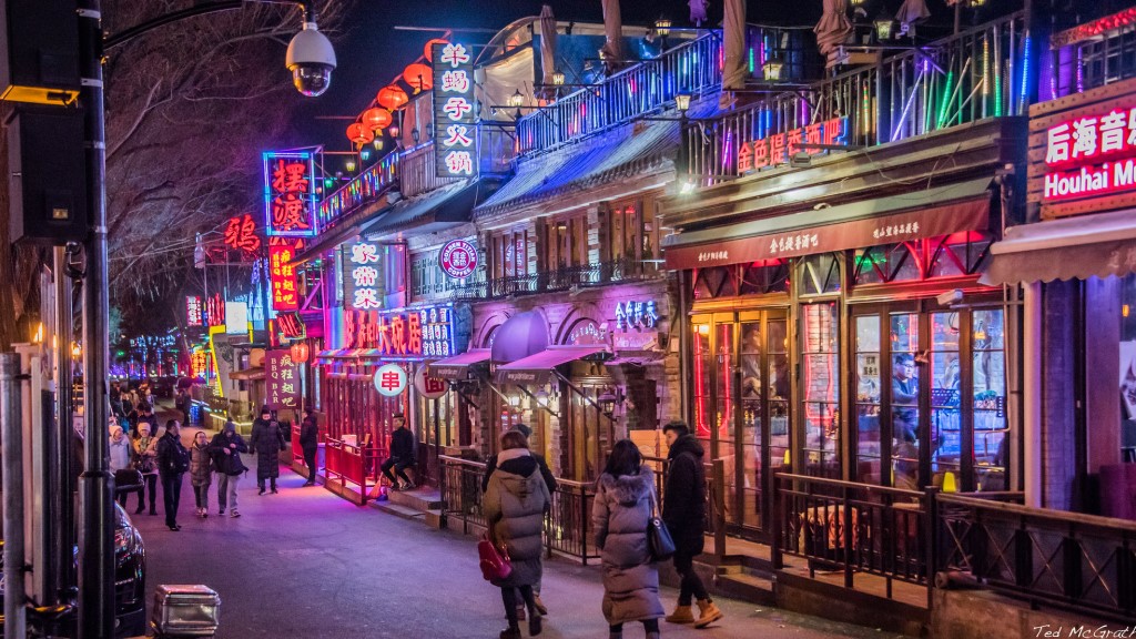 The streets along the shore of Qianhai Lake