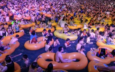 China Partygoers Cram Into Wuhan Water Park